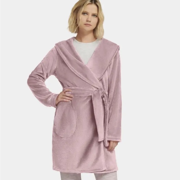 NWT UGG Plush long sleeve robe with belt in Dusk which is a light pink color - Picture 8 of 13